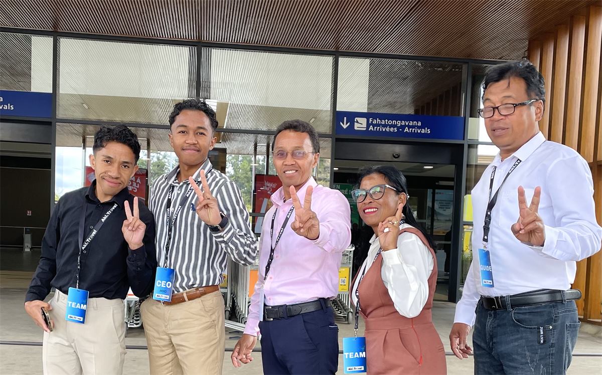 Aki Travel Madagascar チーム集合写真